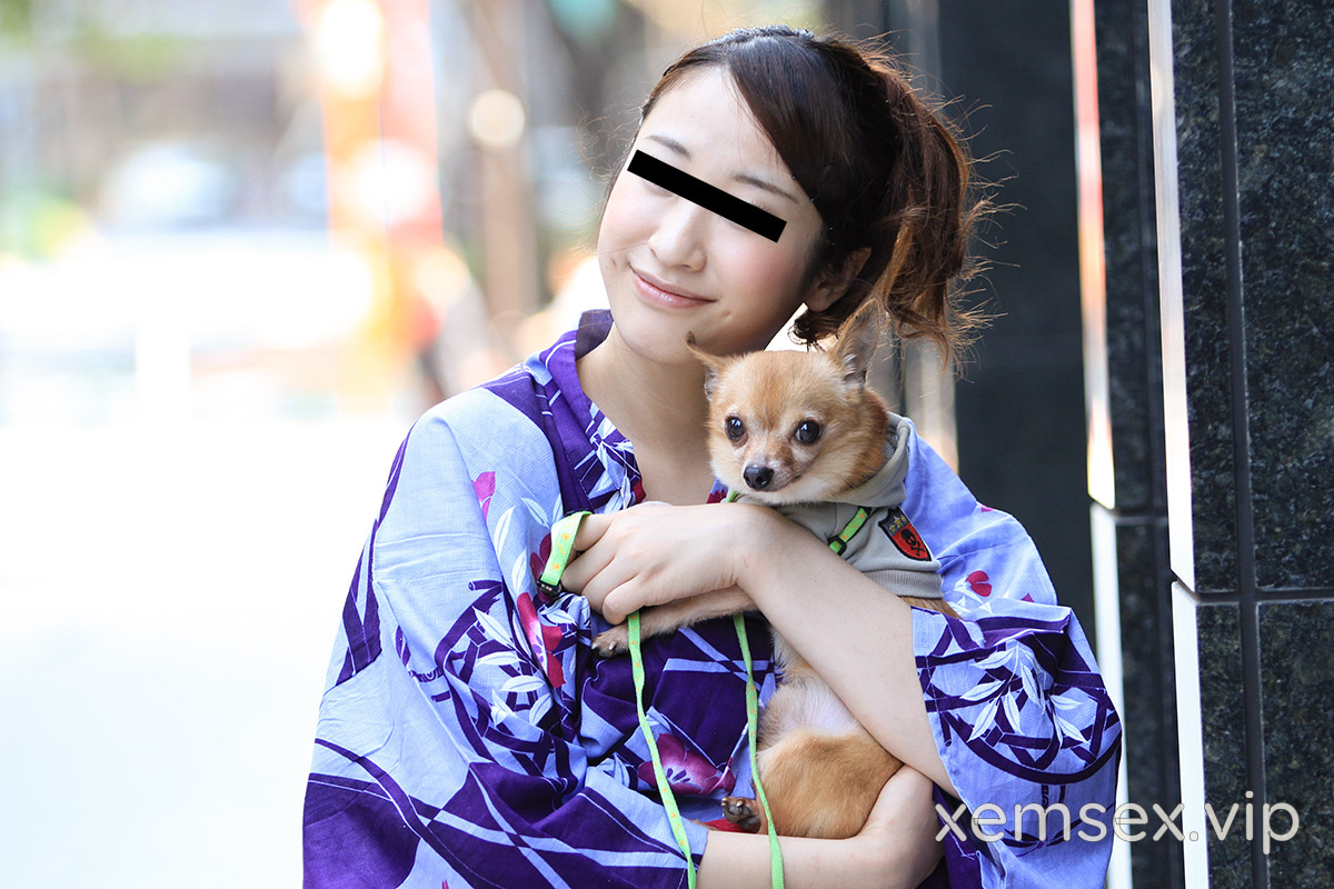 Ảnh thumbnail của 082423_01 – Người đẹp mặc yukata dắt chó đi dạo