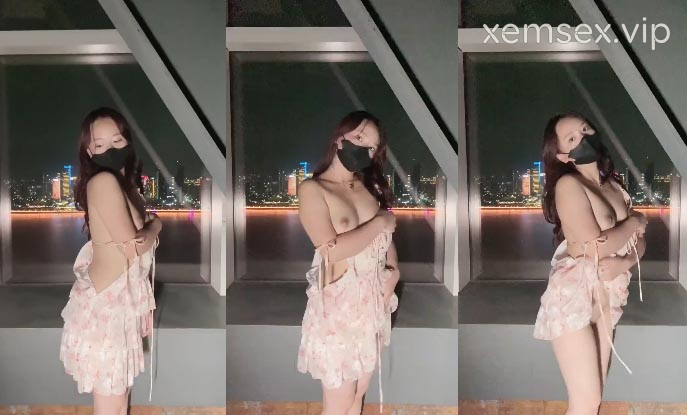 Em đeo khẩu trang trói bằng dây đỏ