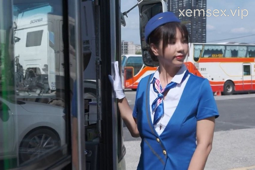 Nữ tiếp viên xe buýt dâm dục