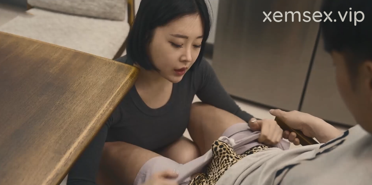 Cô nàng chủ động bóp cu bạn trai