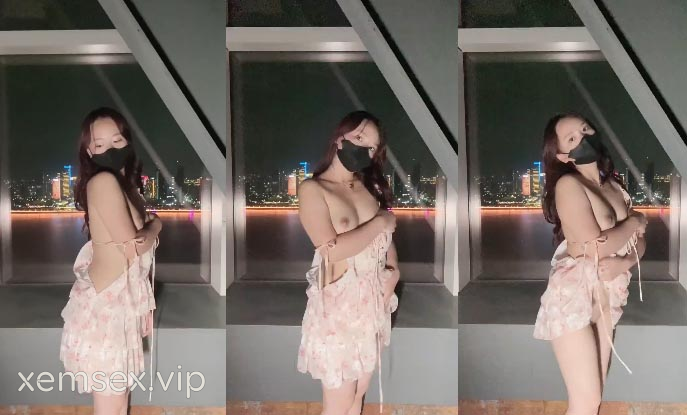 Em đeo khẩu trang trói bằng dây đỏ